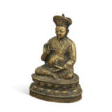 A RARE COPPER AND SILVER-INLAID BRONZE FIGURE OF NGAWANG DRAKPA (1520-1580) - Foto 3