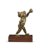 A PARCEL GILT BRONZE FIGURE OF SIMHAMUKHA - Foto 2