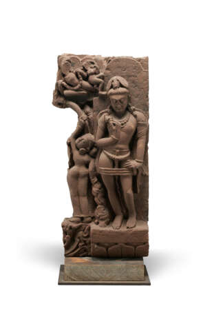 A RED SANDSTONE STELE OF A MALE DEITY - Foto 1