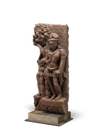 A RED SANDSTONE STELE OF A MALE DEITY - Foto 4