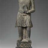 A VERY RARE AND MONUMENTAL GREY SCHIST FIGURE OF A DONOR - Foto 2