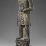 A VERY RARE AND MONUMENTAL GREY SCHIST FIGURE OF A DONOR - Foto 3