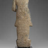 A VERY RARE AND MONUMENTAL GREY SCHIST FIGURE OF A DONOR - photo 5