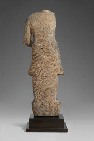 A VERY RARE AND MONUMENTAL GREY SCHIST FIGURE OF A DONOR - Foto 5