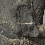 A VERY RARE AND MONUMENTAL GREY SCHIST FIGURE OF A DONOR - Foto 6
