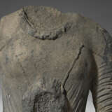 A VERY RARE AND MONUMENTAL GREY SCHIST FIGURE OF A DONOR - Foto 7