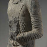 A VERY RARE AND MONUMENTAL GREY SCHIST FIGURE OF A DONOR - photo 8