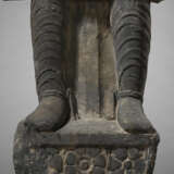 A VERY RARE AND MONUMENTAL GREY SCHIST FIGURE OF A DONOR - photo 9