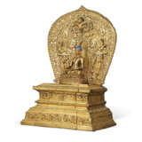 A GILT-BRONZE REPOUSS&#201; THRONE AND AUREOLE WITH A GILT-BRONZE FIGURE OF BUDDHA - Foto 2
