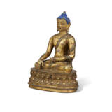 A GILT-BRONZE REPOUSS&#201; THRONE AND AUREOLE WITH A GILT-BRONZE FIGURE OF BUDDHA - Foto 10