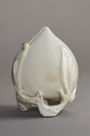 A WHITE PORCELAIN PEACH-FORM WATER DROPPER - фото 1