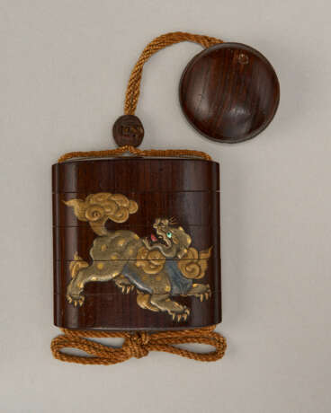 A FOUR-CASE LACQUER INRO AND NETSUKE - фото 2