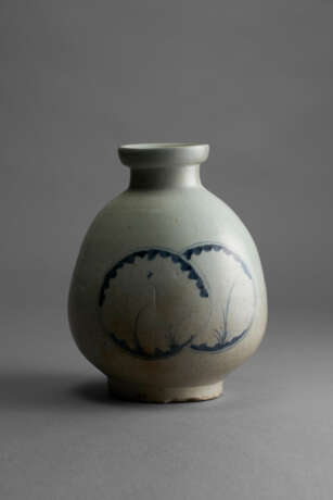 A BLUE-AND-WHITE PORCELAIN VASE - фото 1