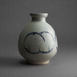 A BLUE-AND-WHITE PORCELAIN VASE - фото 2