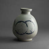 A BLUE-AND-WHITE PORCELAIN VASE - фото 3