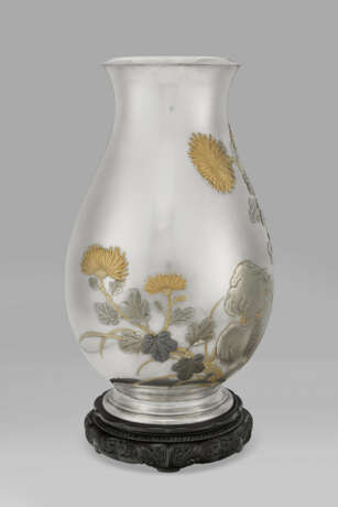 A LARGE SOFT-METAL INLAID SILVER FLOWER VASE - фото 2