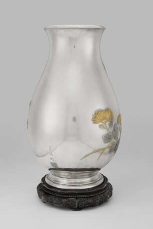 A LARGE SOFT-METAL INLAID SILVER FLOWER VASE - фото 4