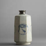 A BLUE-AND-WHITE PORCELAIN FACETED BOTTLE - фото 1