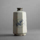 A BLUE-AND-WHITE PORCELAIN FACETED BOTTLE - фото 2