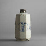 A BLUE-AND-WHITE PORCELAIN FACETED BOTTLE - фото 3