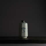 A BLUE-AND-WHITE PORCELAIN FACETED BOTTLE - photo 5