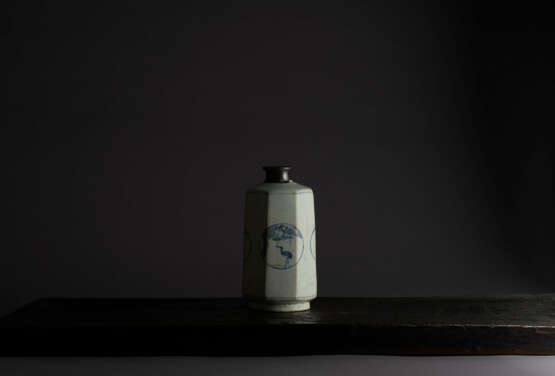 A BLUE-AND-WHITE PORCELAIN FACETED BOTTLE - фото 5