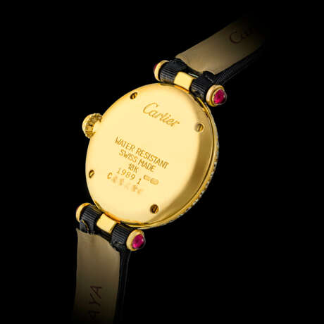 CARTIER, GOLD, DIAMOND, RUBY AND EMERALD-SET WRISTWATCH - Foto 2