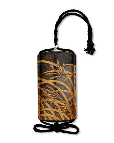 A FIVE-CASE LACQUER INRO WITH MOON AND AUTUMN GRASSES - Foto 1