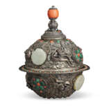 A JADE, CORAL AND HARDSTONE INLAID SILVER BUTTER LAMP AND COVER - фото 2