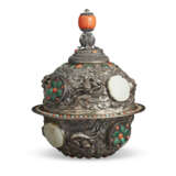 A JADE, CORAL AND HARDSTONE INLAID SILVER BUTTER LAMP AND COVER - фото 4