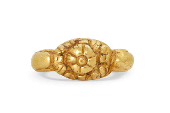 A GOLD FINGER RING - photo 1