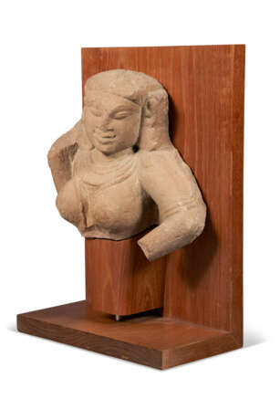 A BUFF SANDSTONE BUST OF A FEMALE - photo 2