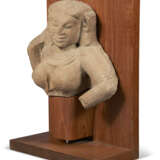 A BUFF SANDSTONE BUST OF A FEMALE - photo 2