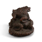 A CARVED WOOD SCULPTURE OF A BABY AND LARGE TOAD ON STRAW SANDAL - фото 3