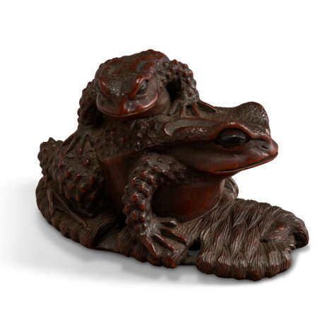 A CARVED WOOD SCULPTURE OF A BABY AND LARGE TOAD ON STRAW SANDAL - фото 4