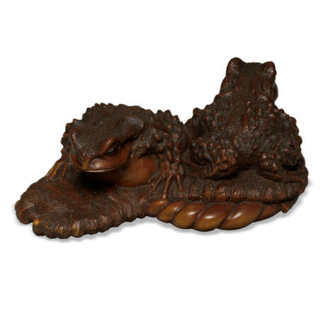 A CARVED WOOD SCULPTURE OF A PAIR OF TOADS ON STRAW SANDAL - фото 2