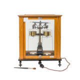 Analysewaage in 5fach verglastem Holzkasten, - фото 1