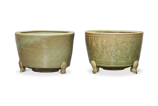 TWO LARGE LONGQUAN CELADON TRIPOD CENSERS - photo 1