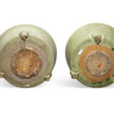 TWO LARGE LONGQUAN CELADON TRIPOD CENSERS - Foto 3