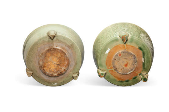 TWO LARGE LONGQUAN CELADON TRIPOD CENSERS - Foto 3