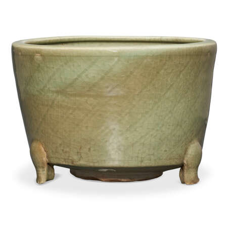 TWO LARGE LONGQUAN CELADON TRIPOD CENSERS - Foto 4