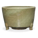 TWO LARGE LONGQUAN CELADON TRIPOD CENSERS - photo 4