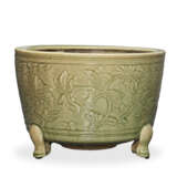 TWO LARGE LONGQUAN CELADON TRIPOD CENSERS - Foto 5