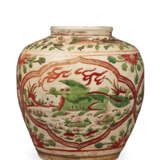 A LARGE GREEN-GLAZED AND IRON-RED-DECORATED `BUDDHIST LION' JAR - фото 1