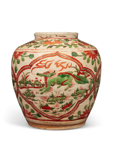 A LARGE GREEN-GLAZED AND IRON-RED-DECORATED `BUDDHIST LION' JAR - photo 2