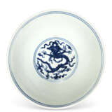 A LARGE MING-STYLE BLUE AND WHITE `SCHOLARS' BOWL - Foto 5