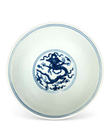A LARGE MING-STYLE BLUE AND WHITE `SCHOLARS' BOWL - фото 5