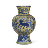 A YELLOW-GROUND BLUE AND WHITE BALUSTER VASE - фото 1