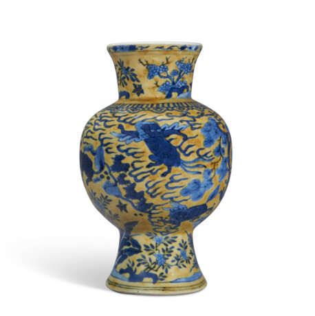 A YELLOW-GROUND BLUE AND WHITE BALUSTER VASE - photo 2