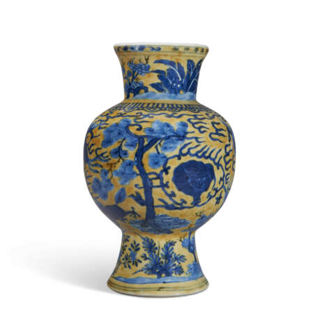 A YELLOW-GROUND BLUE AND WHITE BALUSTER VASE - Foto 3